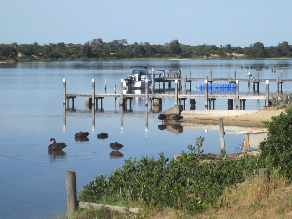 Lakes Entrance Waterfront Cottages With King Beds Exterior photo